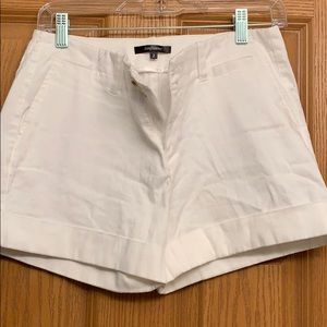 Daisy Fuentes size 2 white shorts